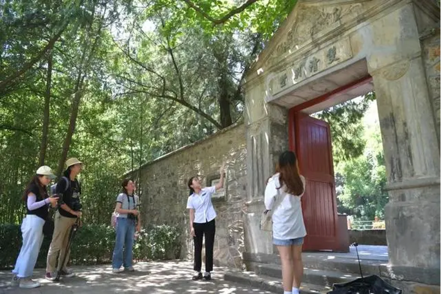 20230905-精品无码久久久久久久久_国产精品一区二区三区四区五区_欧美亚洲国产激情一区二区_午夜精品久久久久久久久久久久_亚洲欧洲中文日韩久久AV乱码_91精品欧美一区二区三区_久久精品一区二区免费播放_日韩高清大片永久免费入口_久久国产欧美日韩精品免费_欧美一区二区三区久久综合_国产精品天天狠天天看“‘京’彩文化 青春绽放”行动暑期活动纪实-供图-学生们在香山公园双清别墅前听讲解员讲述双清别墅历史.png