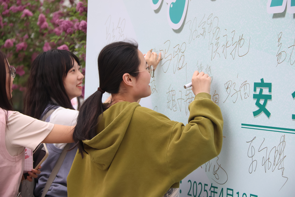 20250420-“骑遇清华，绿动未来”骑行活动-陈俊宇-骑行市集签署安全承诺.png